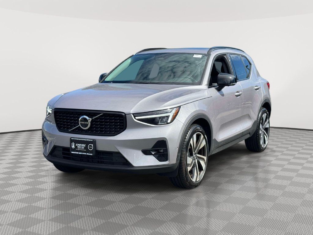 Used 2026 Volvo XC40 B5 Plus w/ Protection Package Premier AWD/4WD image 2