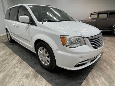 Used 2015 Chrysler Town & Country Touring FWD image 3