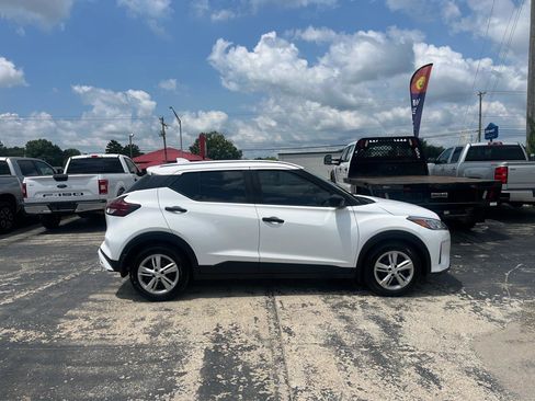 Used 2022 Nissan Kicks S FWD image 2