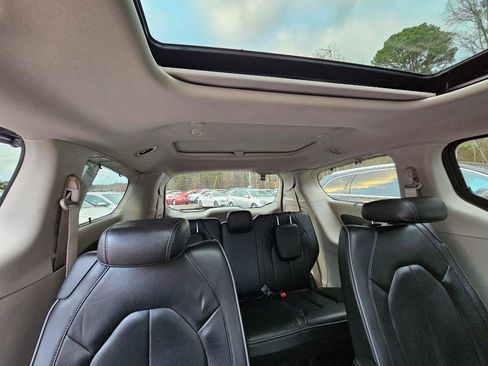 Used 2020 Chrysler Pacifica Limited image 35
