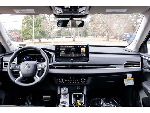 Used 2025 Mitsubishi Outlander SEL image 12