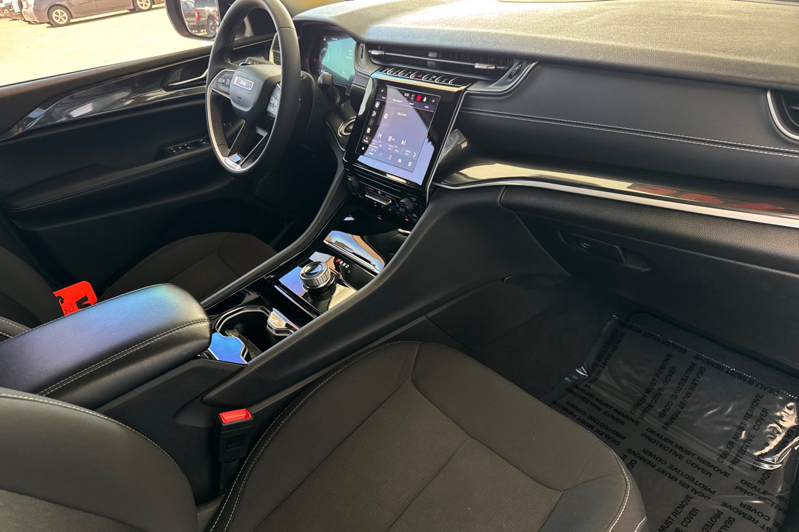 Used 2023 Jeep Grand Cherokee Laredo AWD/4WD image 18