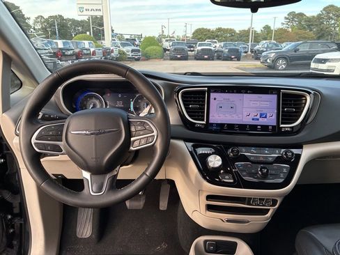Used 2023 Chrysler Pacifica Touring-L FWD image 23