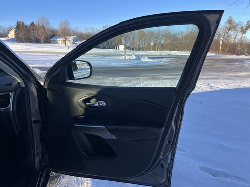 Used 2019 Jeep Cherokee Limited w/ Luxury Group image 30