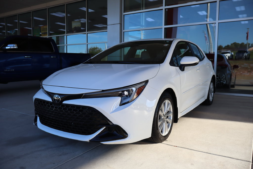 Used 2025 Toyota Corolla SE w/ SE Package FWD image 3