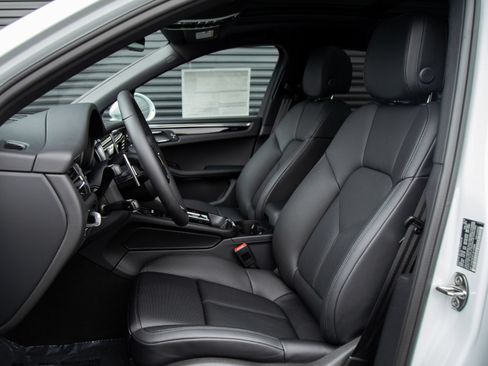 Certified 2024 Porsche Macan AWD/4WD image 5