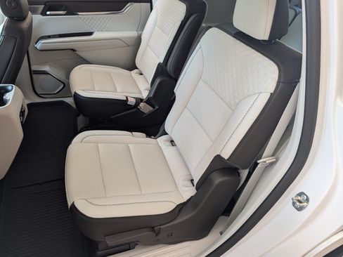 Used 2025 GMC Acadia Denali w/ Super Cruise Package FWD image 18