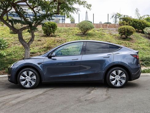 Used 2023 Tesla Model Y Long Range AWD/4WD image 2