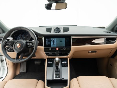 Certified 2025 Porsche Macan image 18