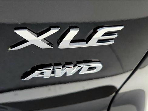 Used 2022 Toyota Corolla Cross XLE image 14