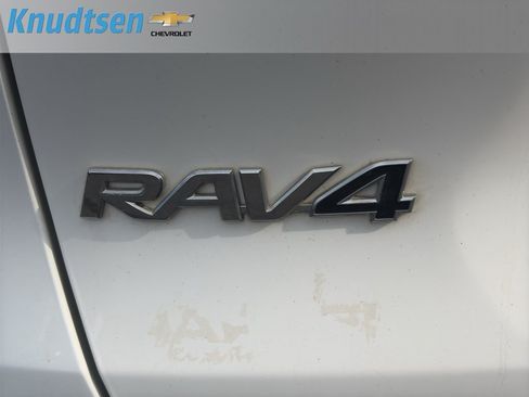 Used 2022 Toyota RAV4 LE AWD/4WD image 10