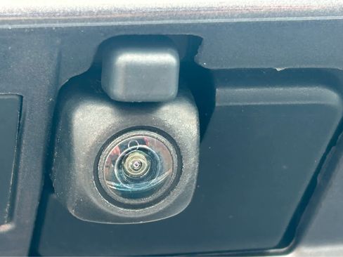 Used 2021 Toyota Highlander XLE AWD/4WD image 9