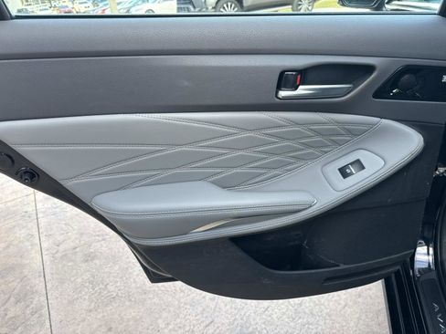 Used 2019 Toyota Avalon Limited image 12