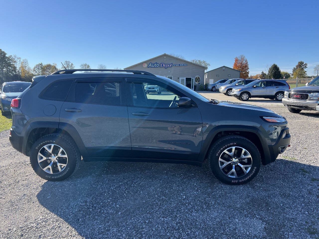 Used 2015 Jeep Cherokee Trailhawk AWD/4WD image 1