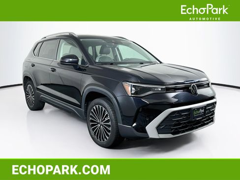Used 2025 Volkswagen Taos SE FWD image 1