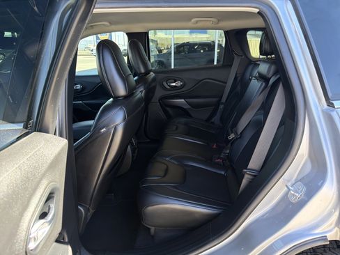 Used 2019 Jeep Cherokee Latitude Plus w/ Comfort/Convenience Group image 2