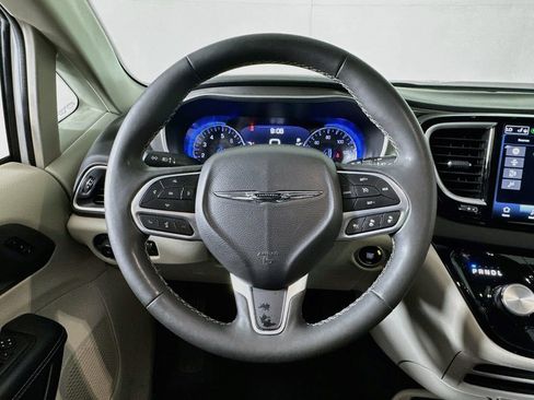 Used 2024 Chrysler Pacifica Touring-L FWD image 11