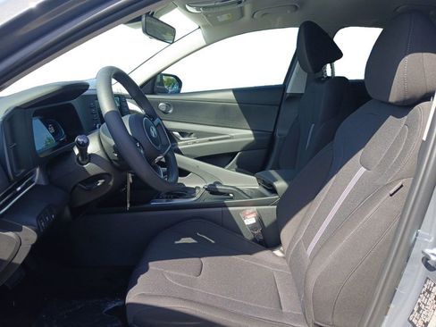 Certified 2025 Hyundai Elantra SE FWD image 9