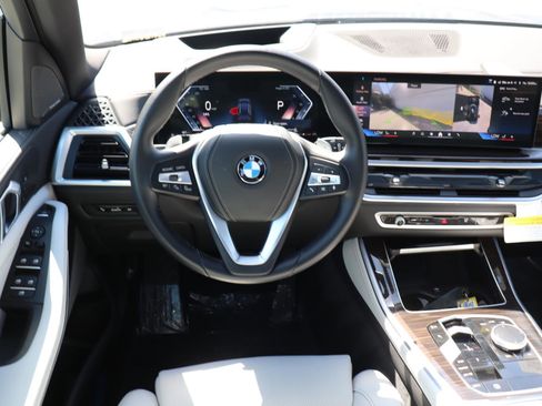 Used 2025 BMW X5 sDrive40i w/ Premium Package image 11