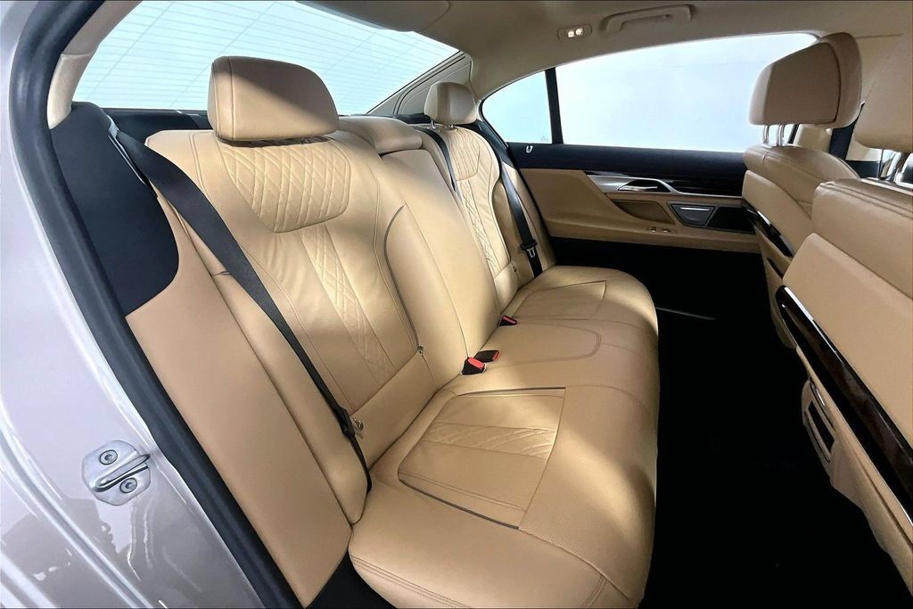 Used 2022 BMW 750i xDrive AWD/4WD image 27