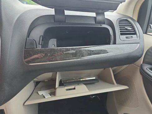 Used 2015 Chrysler Town & Country Touring w/ Driver Convenience Group FWD image 28