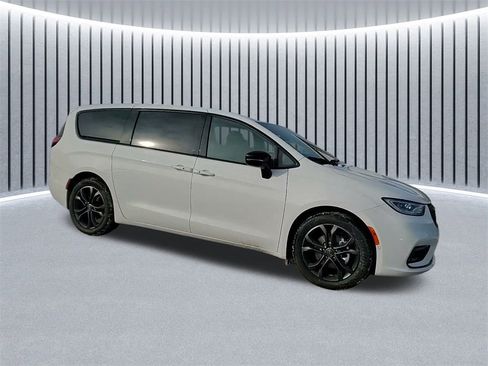New 2026 Chrysler Pacifica Select image 3
