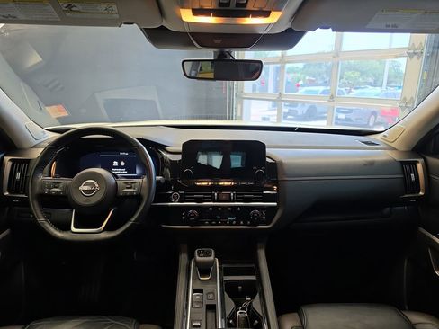 Used 2023 Nissan Pathfinder Platinum FWD image 18