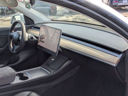 Used 2022 Tesla Model Y Long Range image 31