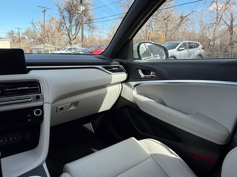 Used 2025 Genesis G70 2.5T image 35