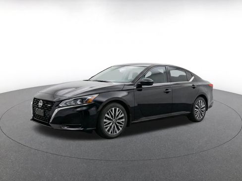 Used 2025 Nissan Altima 2.5 SV FWD image 3