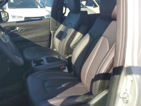 New 2026 Chrysler Pacifica Select image 16