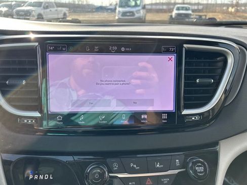 Used 2023 Chrysler Pacifica Touring-L image 29