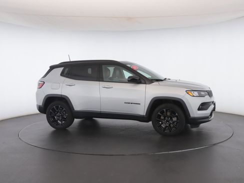 Used 2024 Jeep Compass Latitude w/ Sun and Sound Group image 34