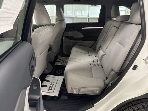 Used 2019 Toyota Highlander LE AWD/4WD image 35