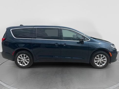 Used 2025 Chrysler Pacifica Select AWD/4WD image 9