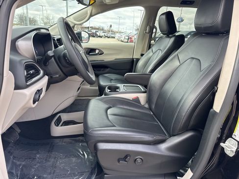 Certified 2024 Chrysler Pacifica Touring-L image 5