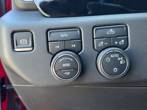 Used 2022 Chevrolet Silverado 1500 LT AWD/4WD image 31