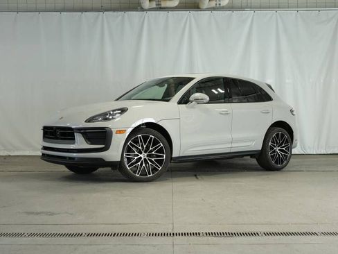 Certified 2025 Porsche Macan image 1