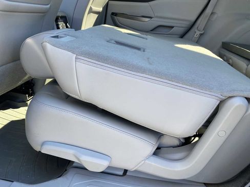 Used 2021 GMC Acadia SLT w/ Technology Package image 34