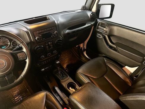 Used 2014 Jeep Wrangler Unlimited Sahara image 22