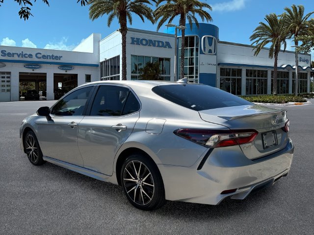 Used 2024 Toyota Camry SE w/ Cold Weather Package FWD image 6