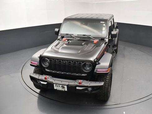 Used 2024 Jeep Gladiator Rubicon w/ Technology Group AWD/4WD image 17