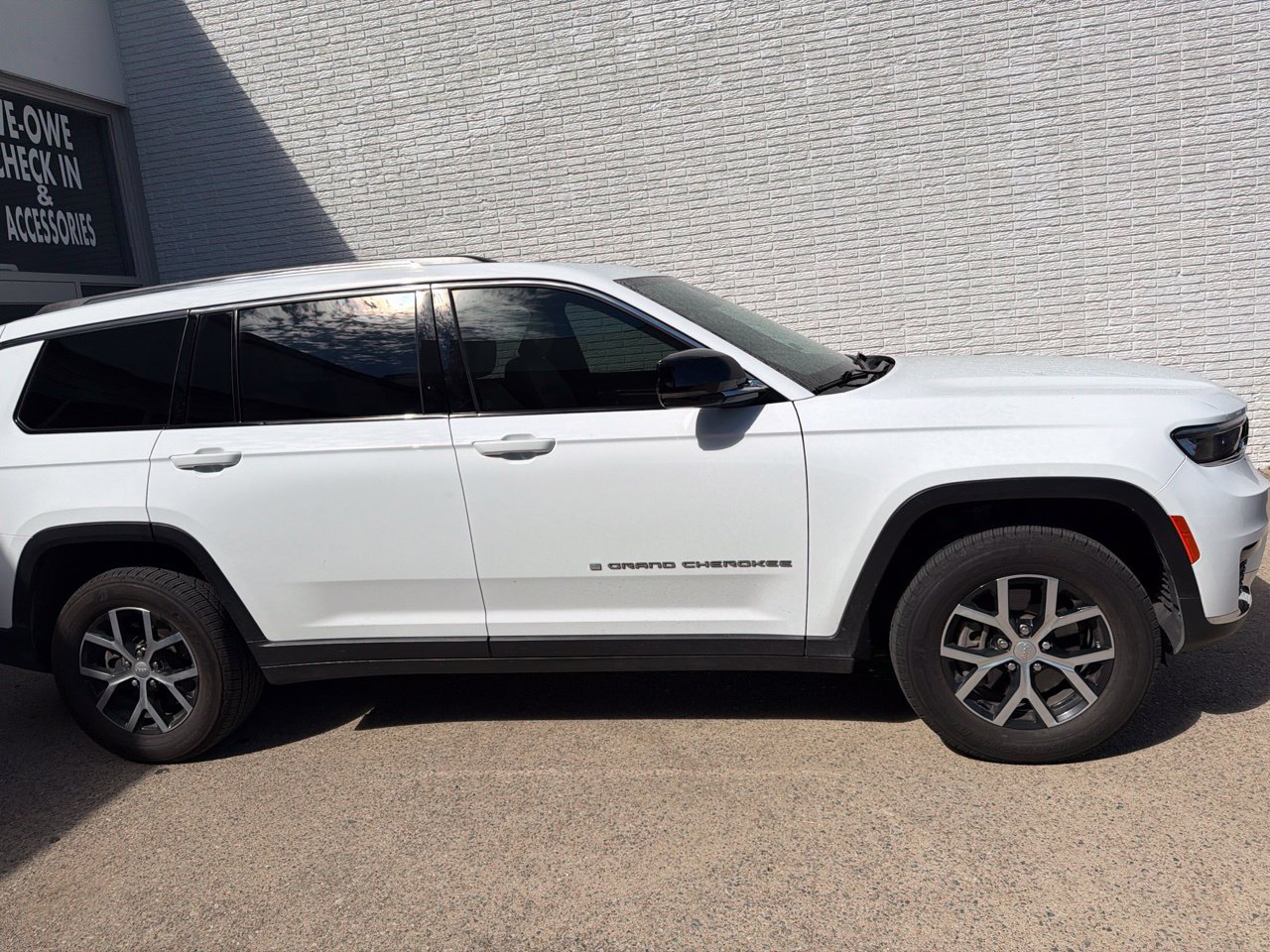 Used 2024 Jeep Grand Cherokee L Limited AWD/4WD image 2