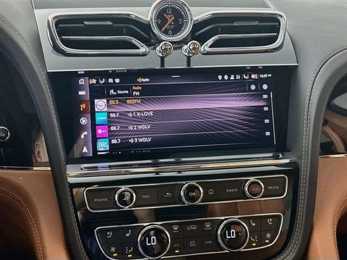 Used 2021 Bentley Bentayga AWD/4WD image 15