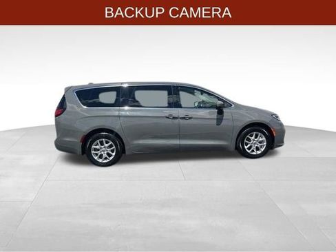 Used 2023 Chrysler Pacifica Touring-L FWD image 8