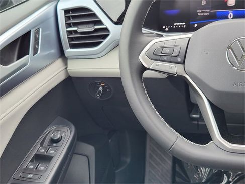 New 2025 Volkswagen Taos SE image 29