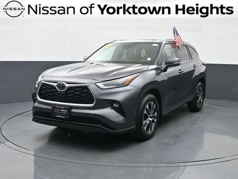 Used 2022 Toyota Highlander XLE image 1