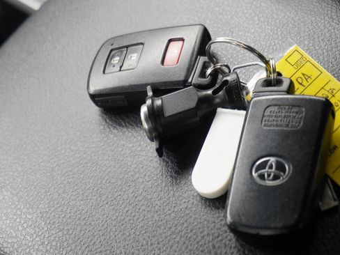 Used 2023 Toyota Tacoma TRD Off-Road w/ Technology Package AWD/4WD image 16