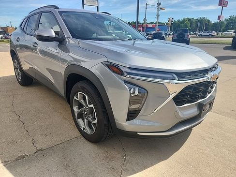 Used 2025 Chevrolet Trax LT w/ LT Convenience Package FWD image 1