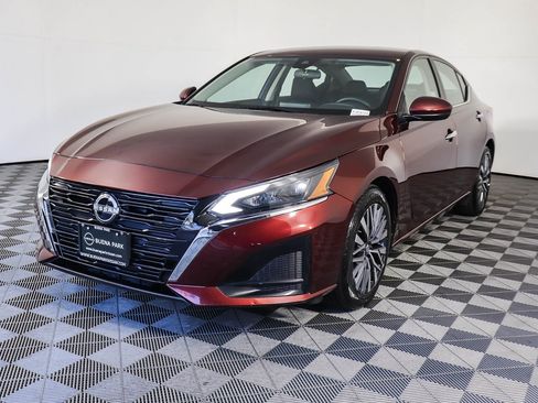 Used 2023 Nissan Altima 2.5 SV image 3